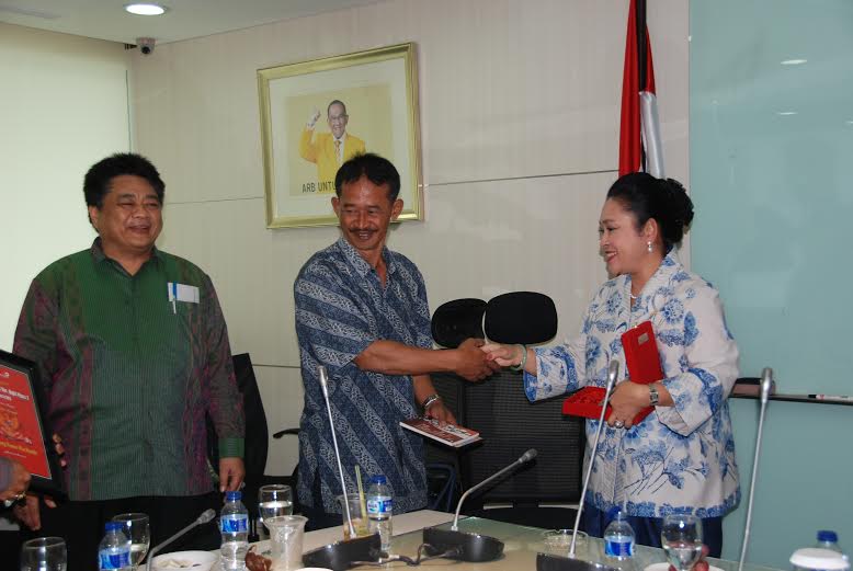 Titiek Soeharto Raih  Award 'The Strong Woman Who Humble'