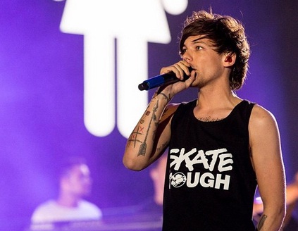 Menghamili Seorang Stylist, Louis Tomlinson Mengaku Senang