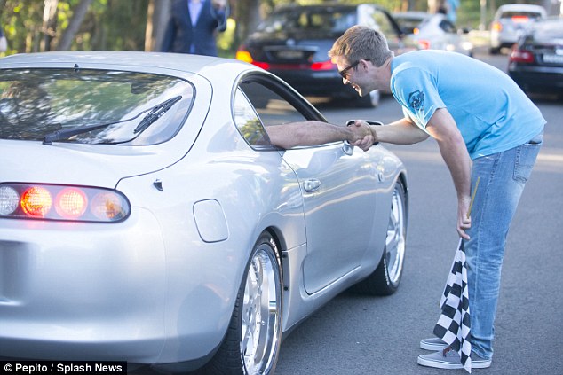 Cody Walker Galang Dana Lewat Konvoi Mobil 