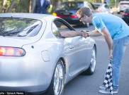 Cody Walker Galang Dana Lewat Konvoi Mobil