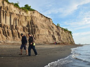 Dahsyatnya Pesona Alam di Pantai Tebing 