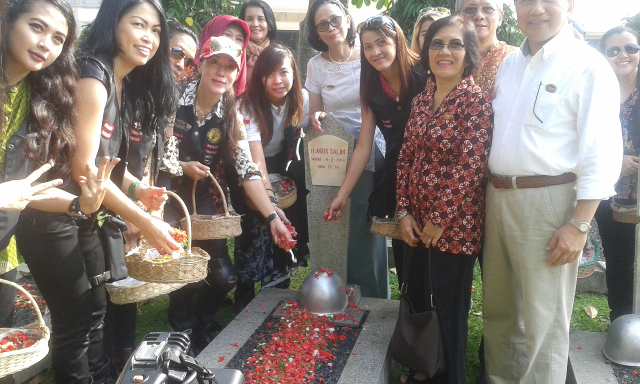 Peringati Hari Kartini, Women on Wheels Indonesia (WOWI) Tabur Bunga di Taman Makam Pahlawan