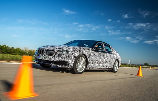 BMW 7 Series 2016, Bentuk Nyata Mobil James Bond