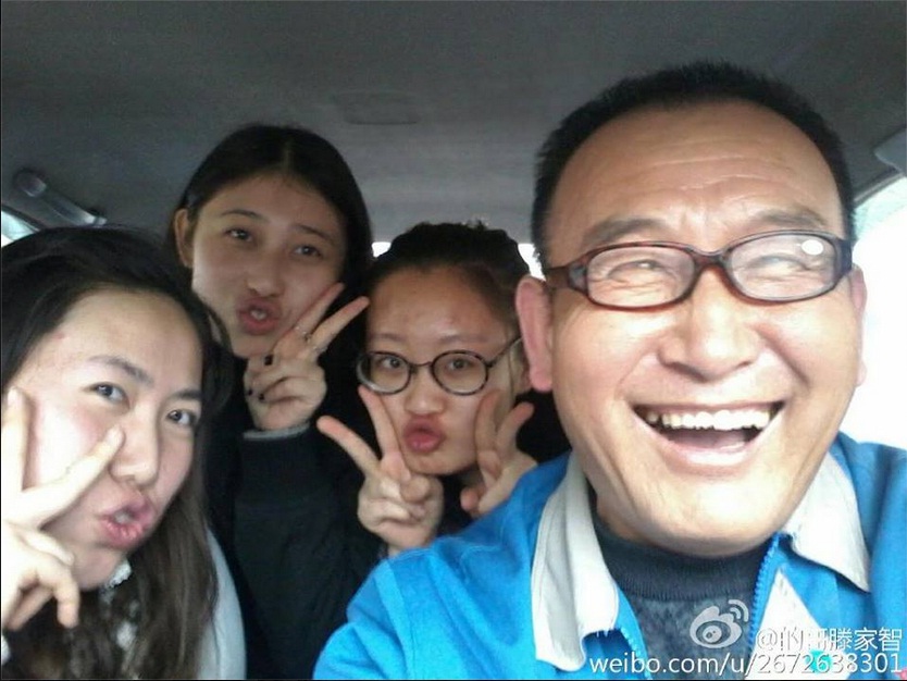 Heboh Sopir Taksi Ini Telah Foto Selfie dengan 30.000 Penumpang