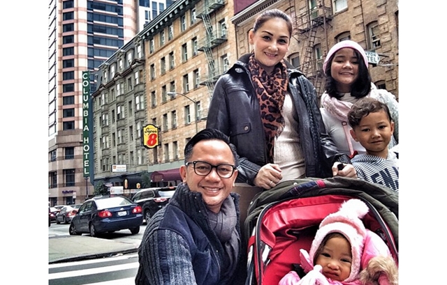 Cara Mona Ratuliu dan Indra Brasco Ajarkan Anak Bertanggung Jawab