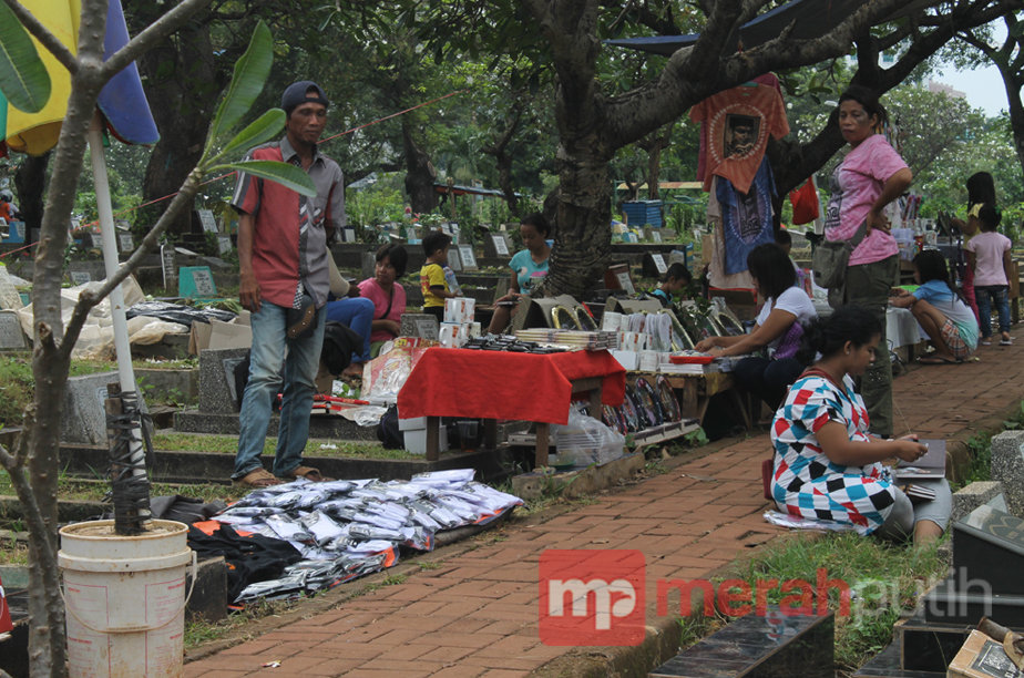 Pedagang di Pemakaman Uje Sumbangkan 20 Persen Pendapatan ke Ponpes Uje
