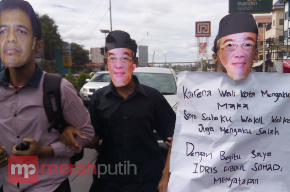Pedas Geruduk Depan Kantor Wali Kota Depok