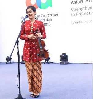 Gesekan Mia Ismi Bikin Peserta KAA Terpukau