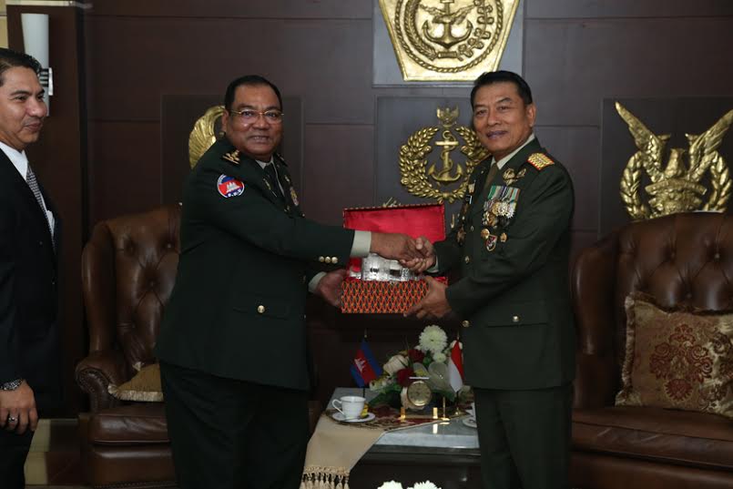 Wakil Pangab Kamboja Terima Bintang Kehormatan
