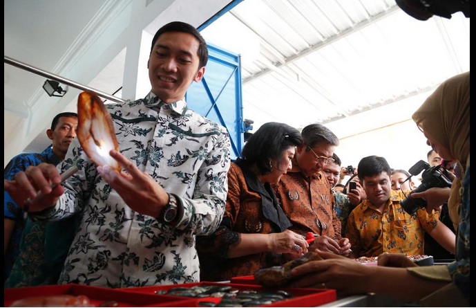 Sekjen Partai Demokrat Edhie Baskoro Yudhoyono saat berkunjung ke Pacitan, Jawa Timur pada (12/3). Ibas menilai Pacitan kaya akan potensi batu mulia. (Twitter @Edhie_Baskoro)