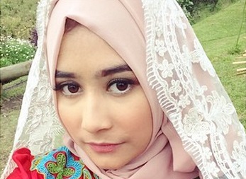 Sejuknya Prilly Latuconsina Berhijab