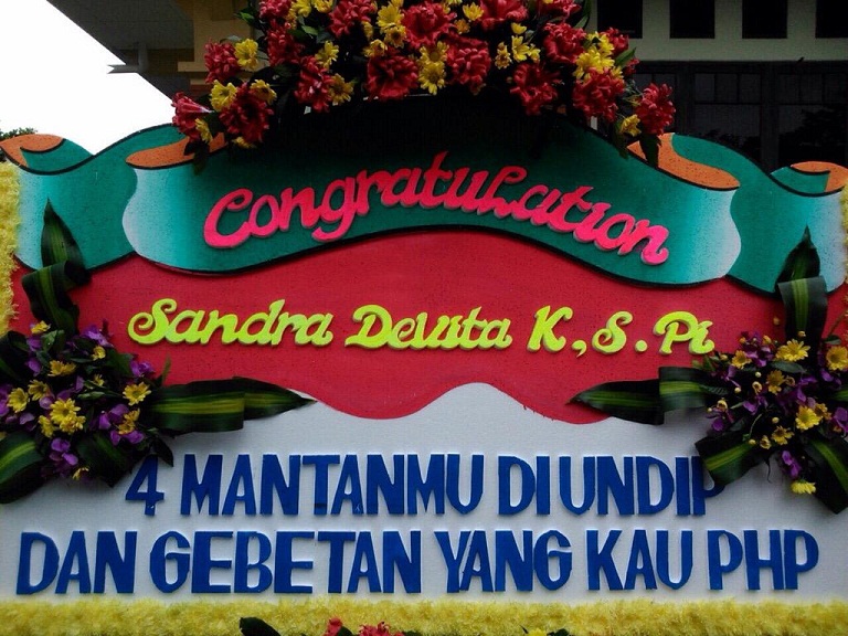 Pilunya, Empat Bekas Kekasih Kirim Karangan Bunga Acara Wisuda