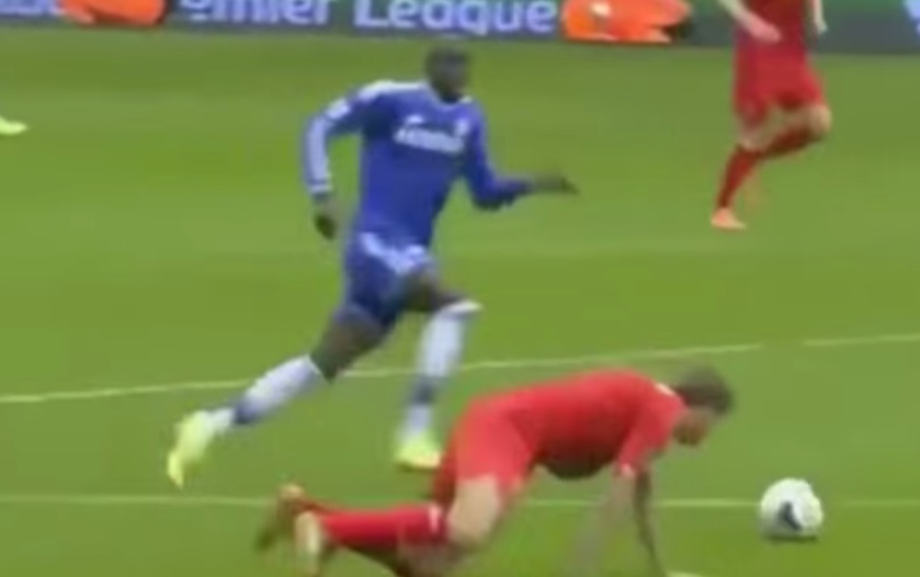 Video Peringatan 1 Tahun Terpelesetnya Steven Gerrard