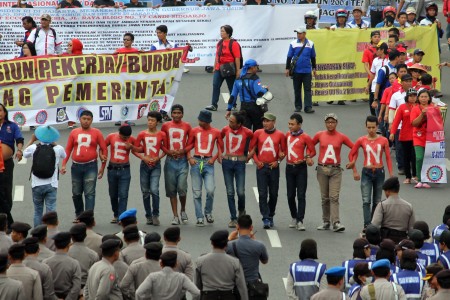 Sambil Joget, Buruh Desak Jokowi Keluar Istana