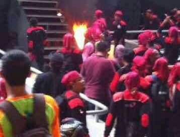 Sosok Misterius Bakar Diri di May Day