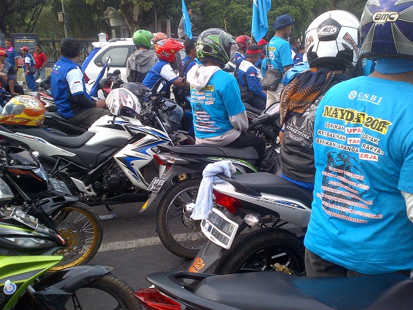 Pakai Motor CBR dan Ninja, Buruh Masih Ngaku Miskin