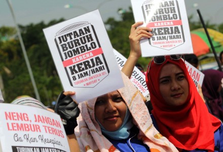 Jomblo, Para Buruh Wanita Minta Pengurangan Jam Kerja
