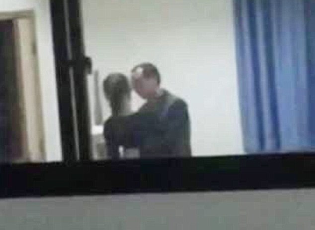Cium Murid di Kelas, Guru Buat Masyarakat Geram