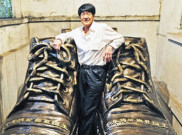 Pria Asal Tiongkok Rela Bangkrut Demi Sepatu Raksasa Impiannya