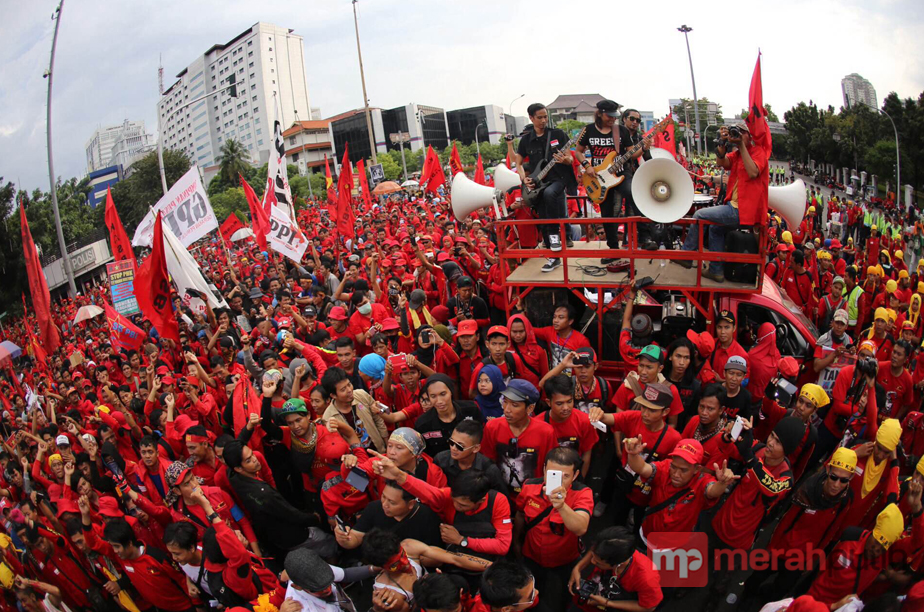 Buruh 'Kuasai' Monas, Transjakarta Koridor 2 Dialihkan