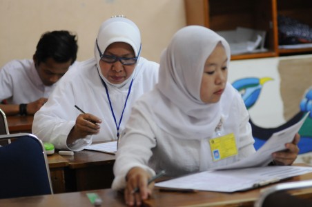 Mau Kuliah, Nenek 4 Anak dan 8 Cucu Ikut Ujian Paket C