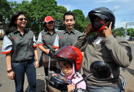 250 Helm Anak dan 250 Masker Dibagikan Gratis