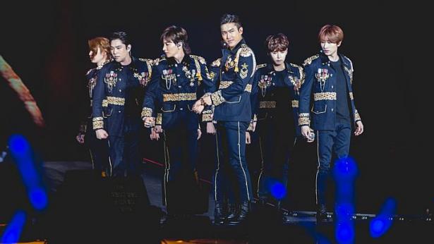 Jelang Konser di Indonesia, SuJu Asyik Nonton Tinju