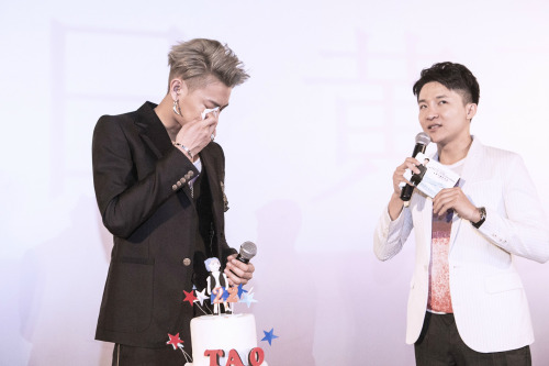 Tao EXO Menangis di Perayaan Ulang Tahunnya