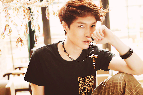 Lay EXO Jadi Donatur Tetap di Sekolahnya