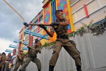 Satpol PP Bongkar 57 Kios PKL di Jatibaru