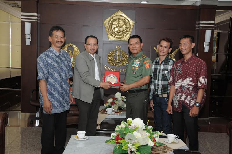 Panglima TNI Terima Penghargaan The Right Man on The Right Place