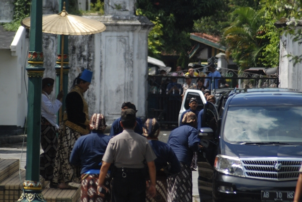 Kerabat Keraton Kritik Sabdaraja