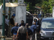 Kerabat Keraton Kritik Sabdaraja