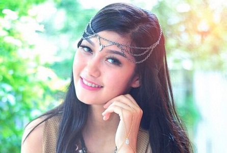 Selfie Unik Aura Nabilla Izzathi dan Ochi Rosdiana