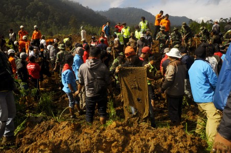 Evakuasi Warga Pangelangan Terhalang Lokasi yang Tajam