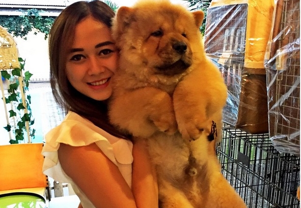 Si Seksi Aura Kasih Ternyata Pecinta Binatang