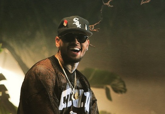 Temukan Wanita Bugil di Kamar, Chris Brown Panggil Polisi