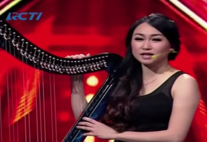 Angela July Pemain Harpa yang Menarik Perhatian Juri X Factor Indonesia