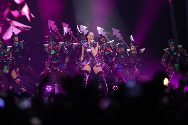 Katy Perry Ajak Penonton Naik ke Atas Panggung
