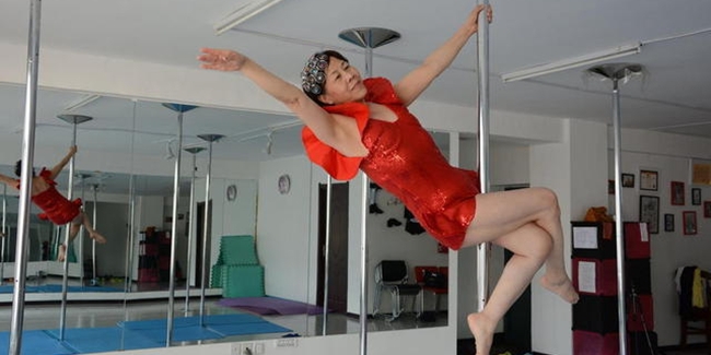 Penari Tertua, Nenek 65 Tahun Jadi Pole Dancer