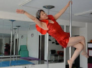 Penari Tertua, Nenek 65 Tahun Jadi Pole Dancer