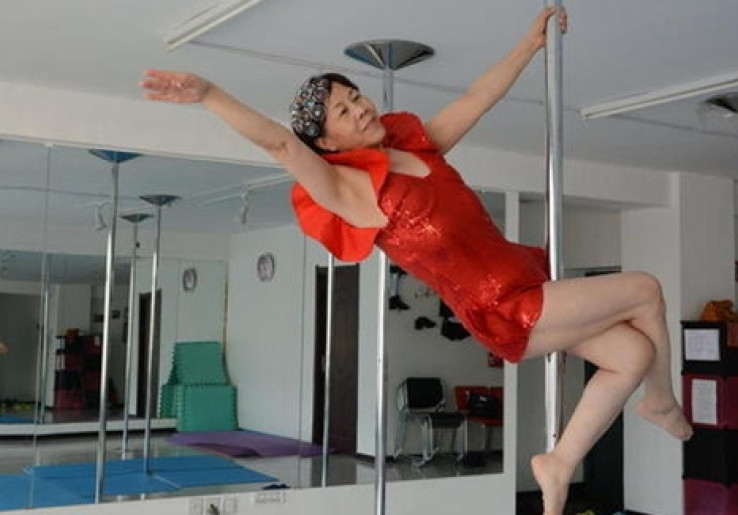 Penari Tertua, Nenek 65 Tahun Jadi Pole Dancer