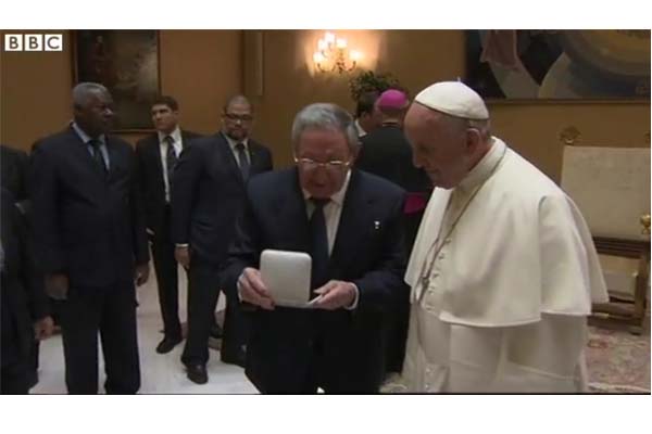 Pembicaraan Rahasia Paus Fransiskus dengan Raul Castro