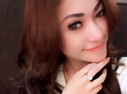 Beredar Foto Ciuman Hot Amel Alvi dan Pria Mirip Indra Bruggman