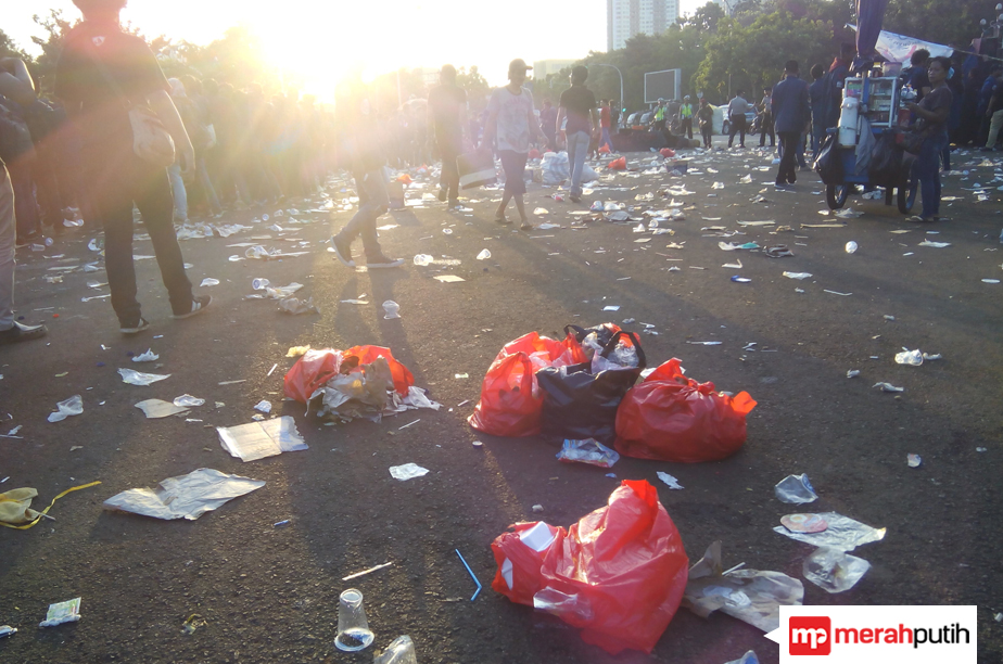 Imbas Unjuk Rasa Mahasiswa Trisakti, Monas Dipenuhi Sampah