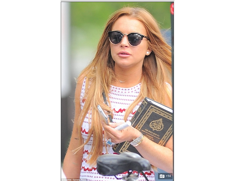 Terlihat Bawa Alquran, Lindsay Lohan Masuk Islam?