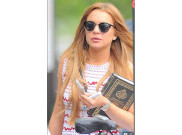 Terlihat Bawa Alquran, Lindsay Lohan Masuk Islam?