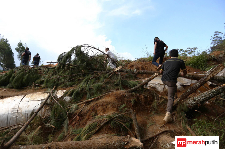 Keluarga Korban Longsor Pengalengan Histeris Hingga Kesurupan