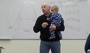 Kisah di Balik Profesor Gendong Bayi saat Mengajar