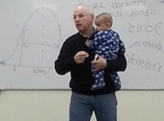 Kisah di Balik Profesor Gendong Bayi saat Mengajar
